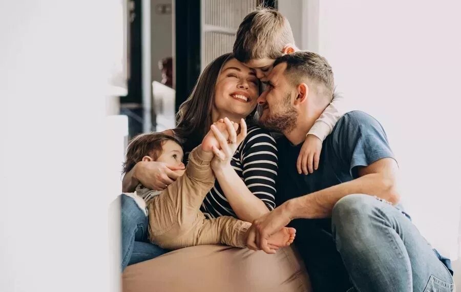 Стили принятия решений в менеджменте. Беседа мужчины и женщины. Мужчина и женщина планируют. Разговор мужчины и женщины. Общение с близкими людьми.