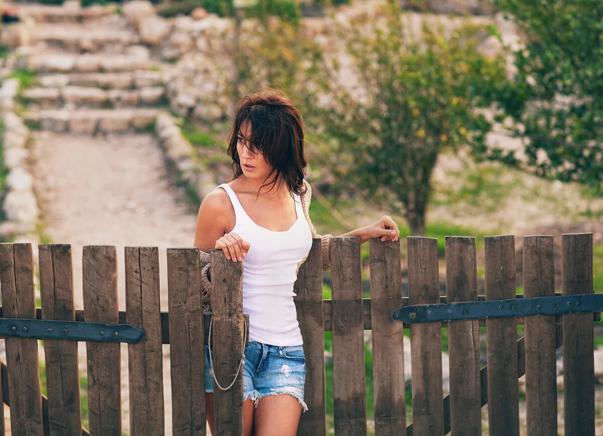 стройная молодая женщина