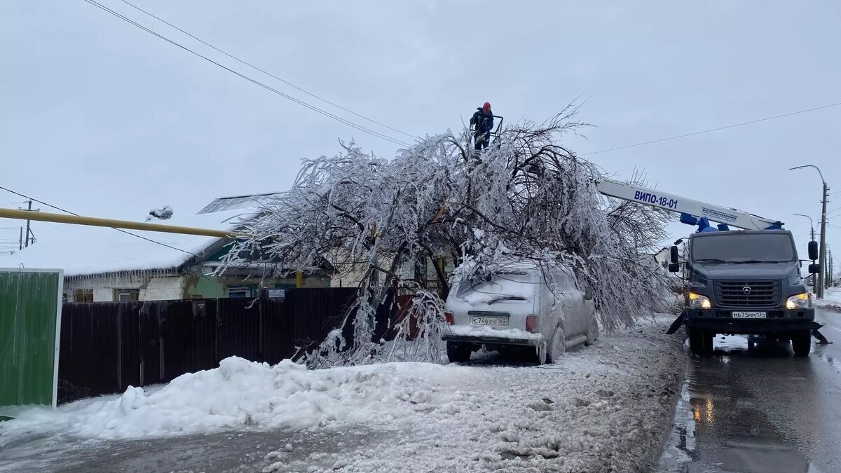     Администрация Котельниково Волгоградской области поделилась снимками ликвидации последствий ледяного дождя. На снимках специалисты убирают обломанные деревья с коммуникаций и дорог.