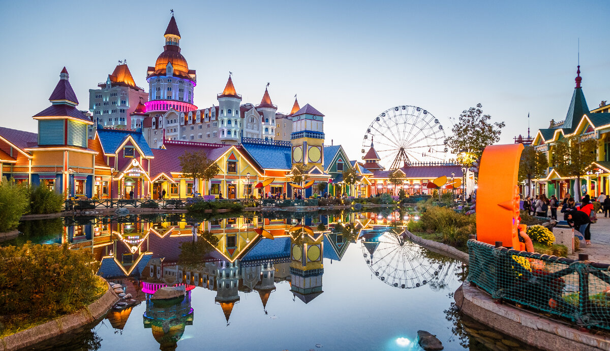 Скайпарк сочи мост. Где сходить в сочи. Куда сходить в сочи. Океанариум sochi discovery world aquarium. Поющие фонтаны сочи олимпийский парк.