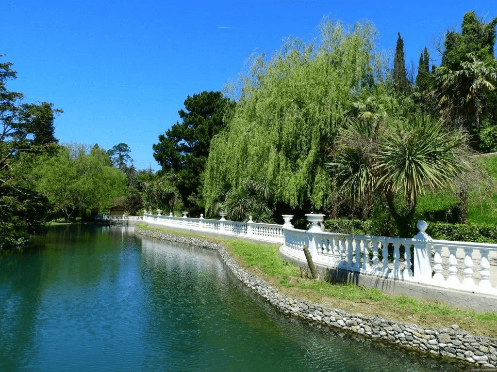 имеретинская набережная в адлере. сочи или адлер. где лучше отдыхать в сочи или адлере. адлер 2022. лазаревское набережная.