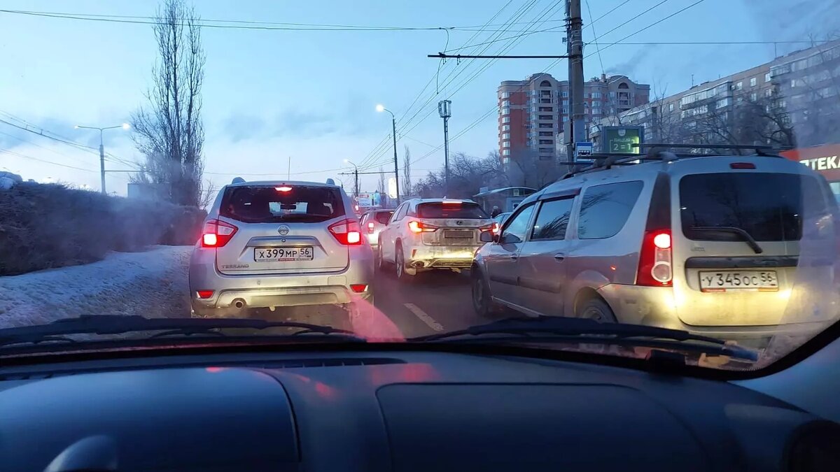 Яма в асфальте и сломавшийся пазик: в Оренбурге на улице Терешковой затор  на заторе | 56orb.ru | Дзен