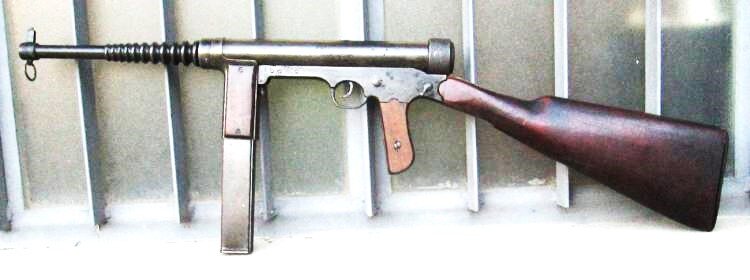 Пистолет-пулемет Лабора-Фонбернат. Вид слева.