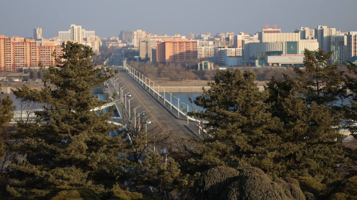     98 человек из 11 регионов России. Это самая большая туристическая группа в истории Северной Кореи, по словам туристических властей КНДР.