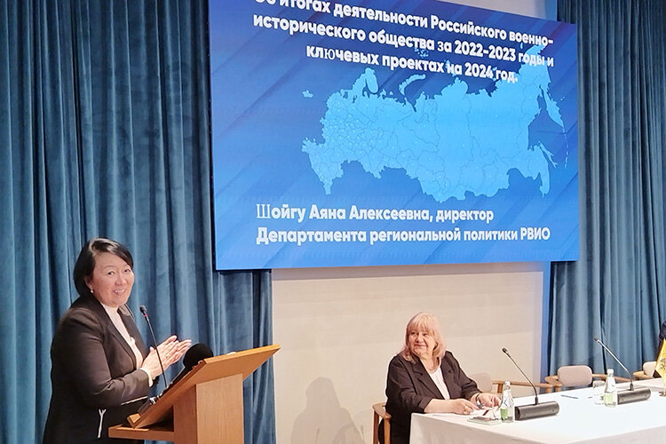 Аяна Шойгу вручила Асгату Сафарову членский билет