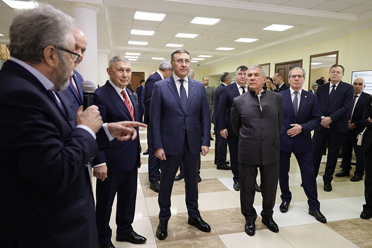    Валерий Фальков в сопровождении двух президентов — Татарстана Рустама Минниханова и АН РТ Рифката Минниханова — осмотрел институт истории им. Марджани