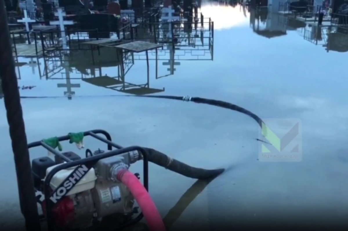    На затопленном кладбище в краснодарском хуторе Ленина откачивают воду