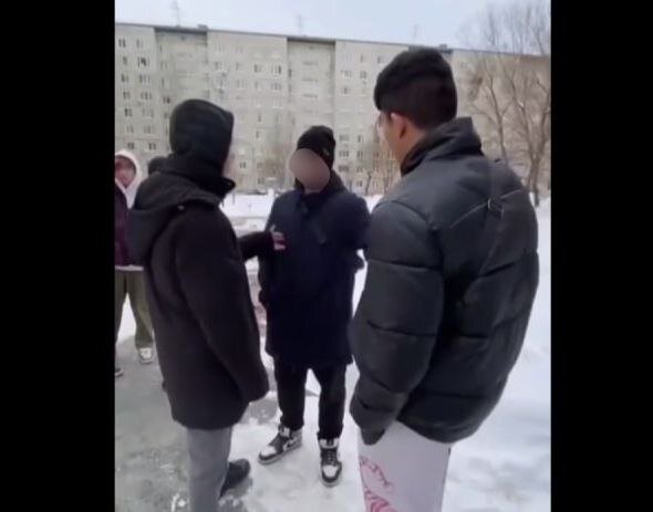 Стервятники нашли подходящую жертву, на вид своего сверстника. Кадр из опубликованного видео с избиением.