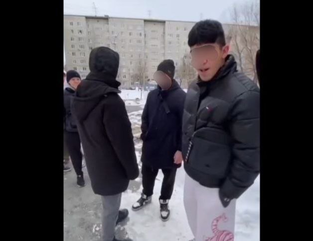 Группа молодых людей избивают прохожих на улицах Тюмени.