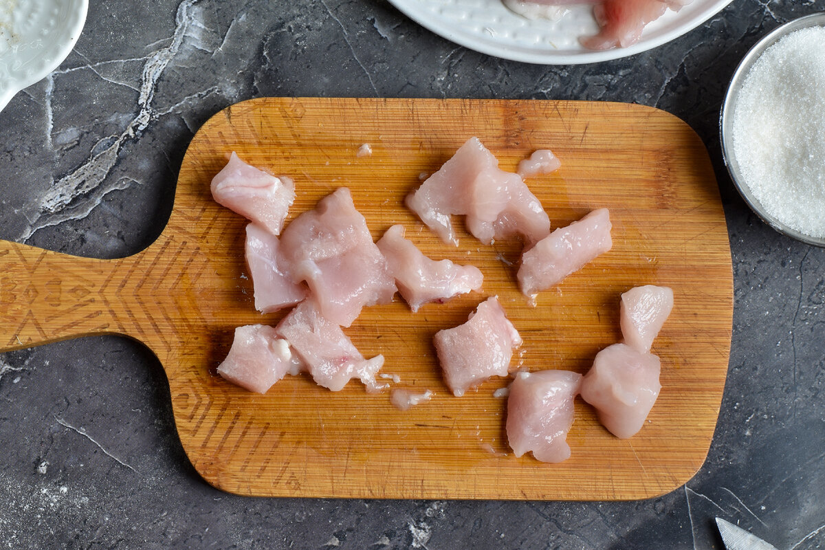 Курочка чахохбили. Гуляш из куриной грудки с подливкой. Подлива из грудки. Подливка из куриного филе рецепты. Гуляш из филе курицы с подливкой.