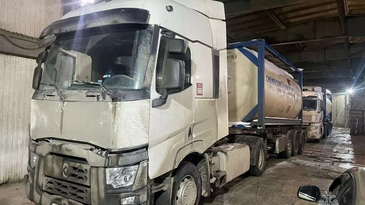     Минувшей ночью в Казани двое мужчин отмывали емкость автоцистерны для перевозки опасных грузов. Внутри ранее было токсичное вещество гексен. Этот инцидент закончился смертью. Подробности озвучили в ГУ МЧС России по Татарстану.