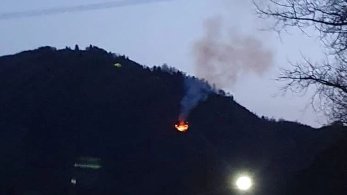 Village on the cliff китай. гора олимпус в греции. афон кельи отшельников. где горе живет. афон карули отшельники.