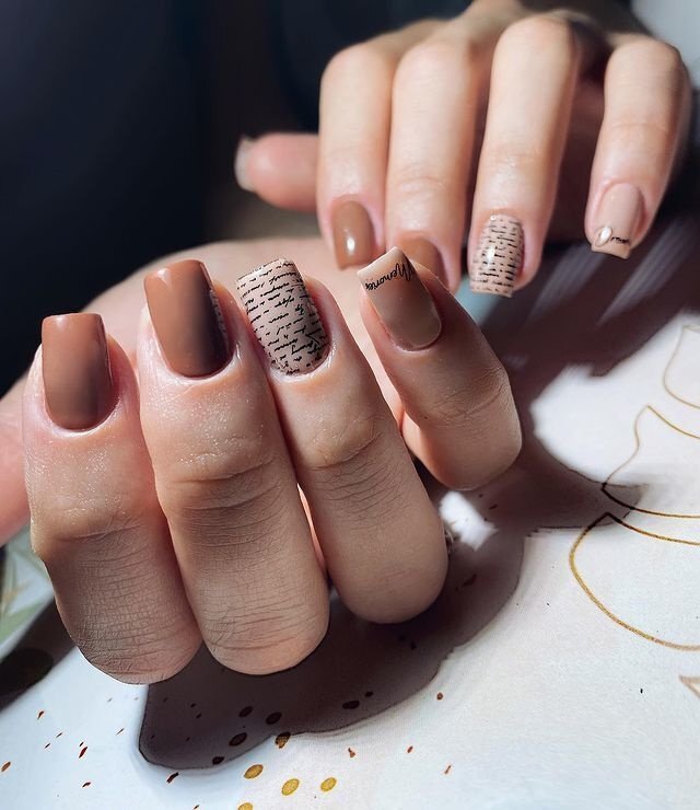 Каллиграфия на нюдовых ногтях. Фото: @all_nails___