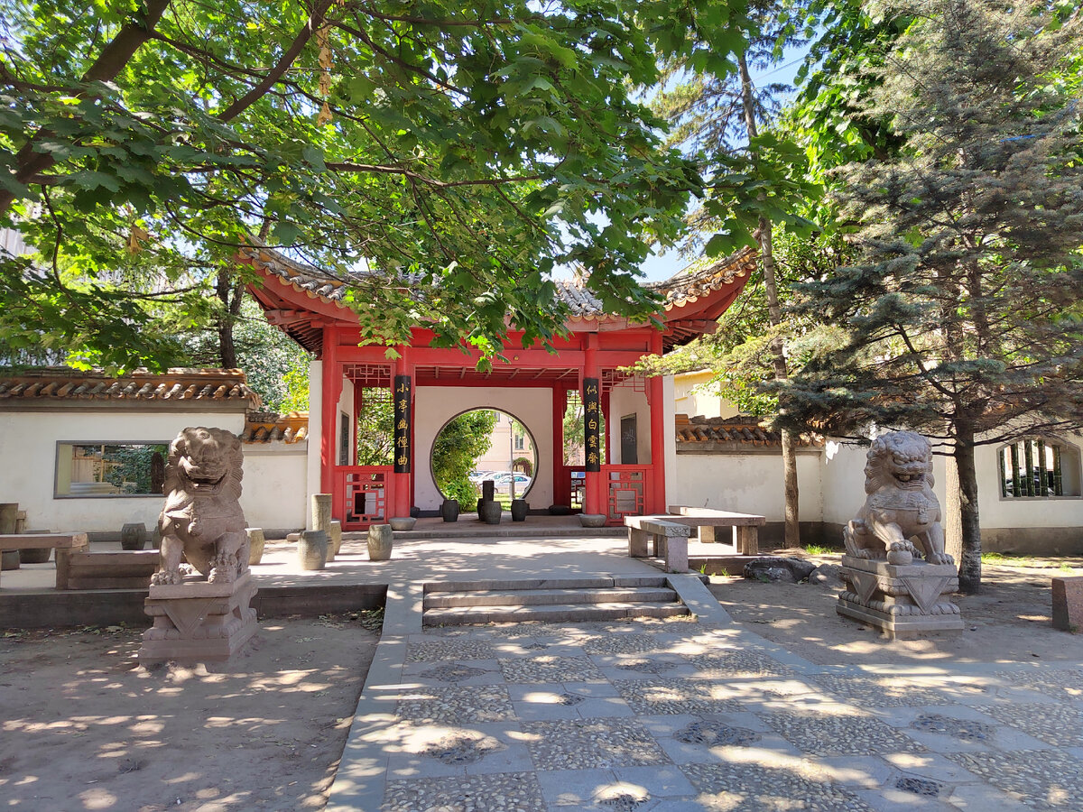 привычка расставаться фильм 2013 с петровым. влюбленный парень. влюбленные пары из фильмов. девушка с другим. мужчина оглядывается на женщину.