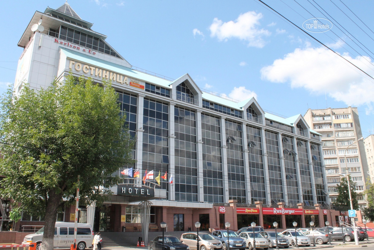 Вот в таком здании гостиницы располагается кафе