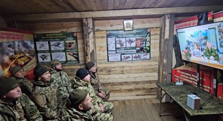    Военнослужащие из Югры с помощью телемоста связались с передовой с родными