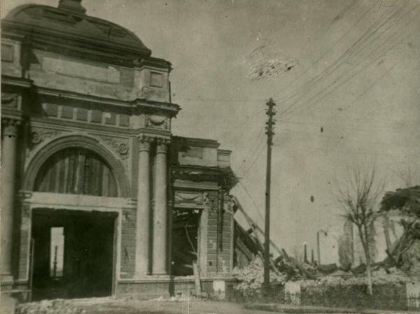 Взорванное здание железнодорожного вокзала.