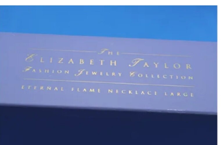 На коробочке помещалась информация о производителе, названии коллекции и годе выпуска