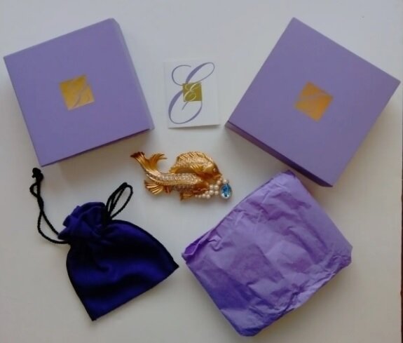 Брошь Sea Shimmer, фирменная коробочка, мешочек и салфетка. Сертификат также сохранился