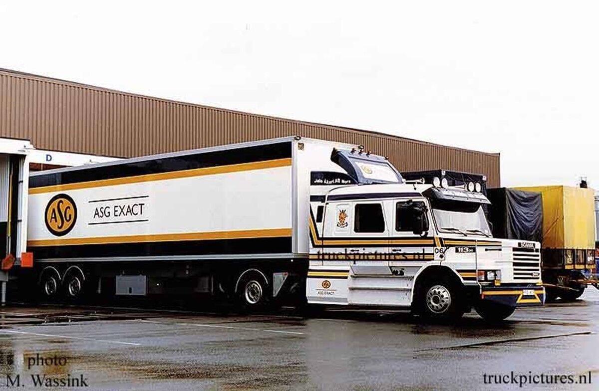 В середине прошлого года на аукционе в Дании продавали очень необычный тягач Scania T113 с огромной удлиненной кабиной.-2-2