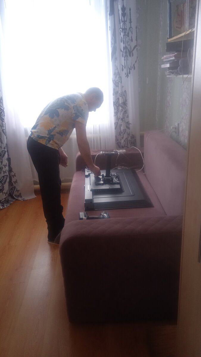 Муж собирается вешать телевизор