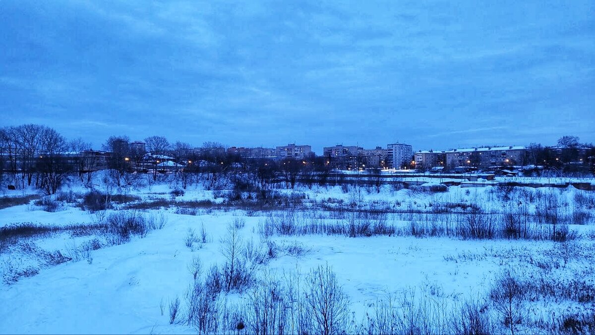 Станция находится вот за теми домами