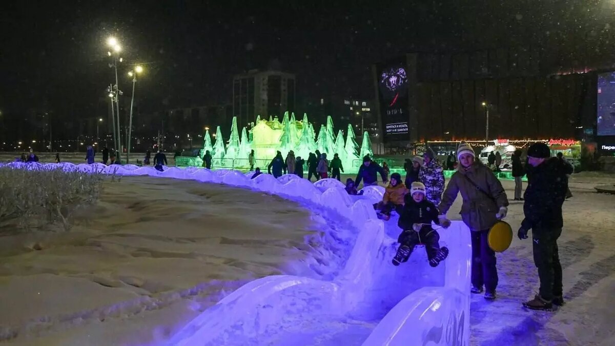     Городок уже закрыт для посещения.