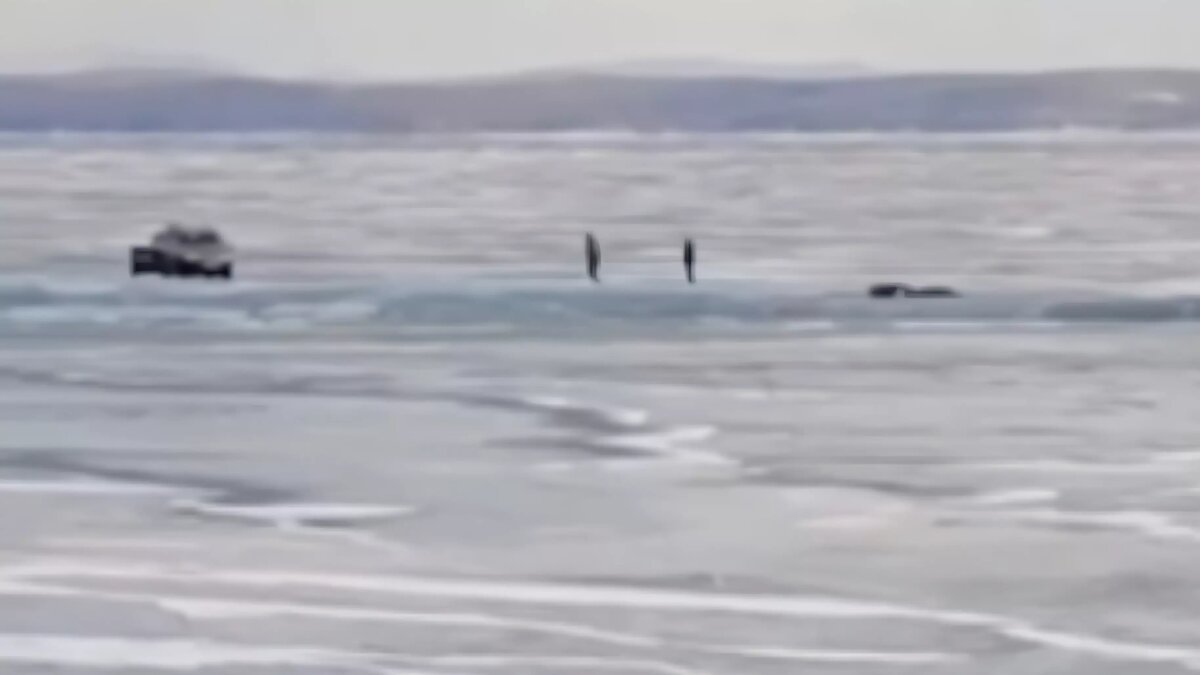     Две машины и один снегоход ушли под лед на Красноярском море. Погибших нет.