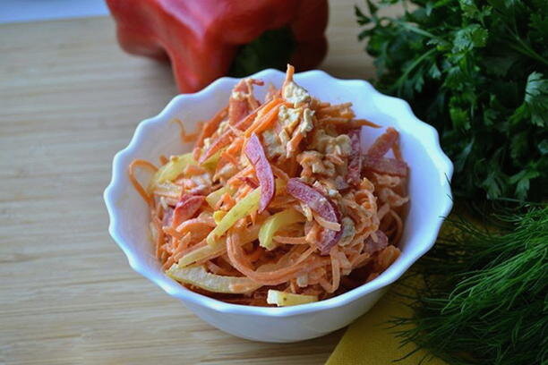 Салат с копченой курицей, корейской морковью и кукурузой - прекрасный рецепт