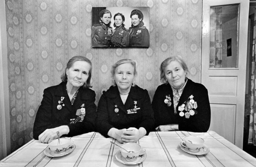 Подружка похожий. Подружка похожий. Кэндис свейнпол с подругами. Красивые подруги. Двойняшки взрослые.