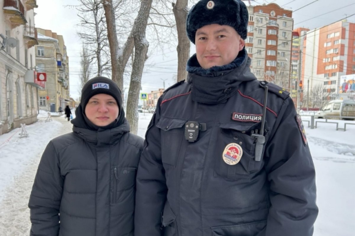    сотрудники ОР ППСП МУ МВД России «Сызранское» лейтенант полиции Дмитрий Терехин и стажер по должности полицейского Илья Спиридонов