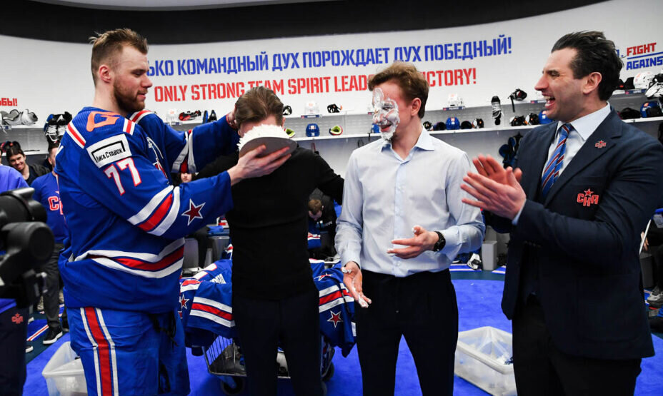    «День рождения» арены отпраздновали с размахом — и голами и тортами. Фото: ХК СКА