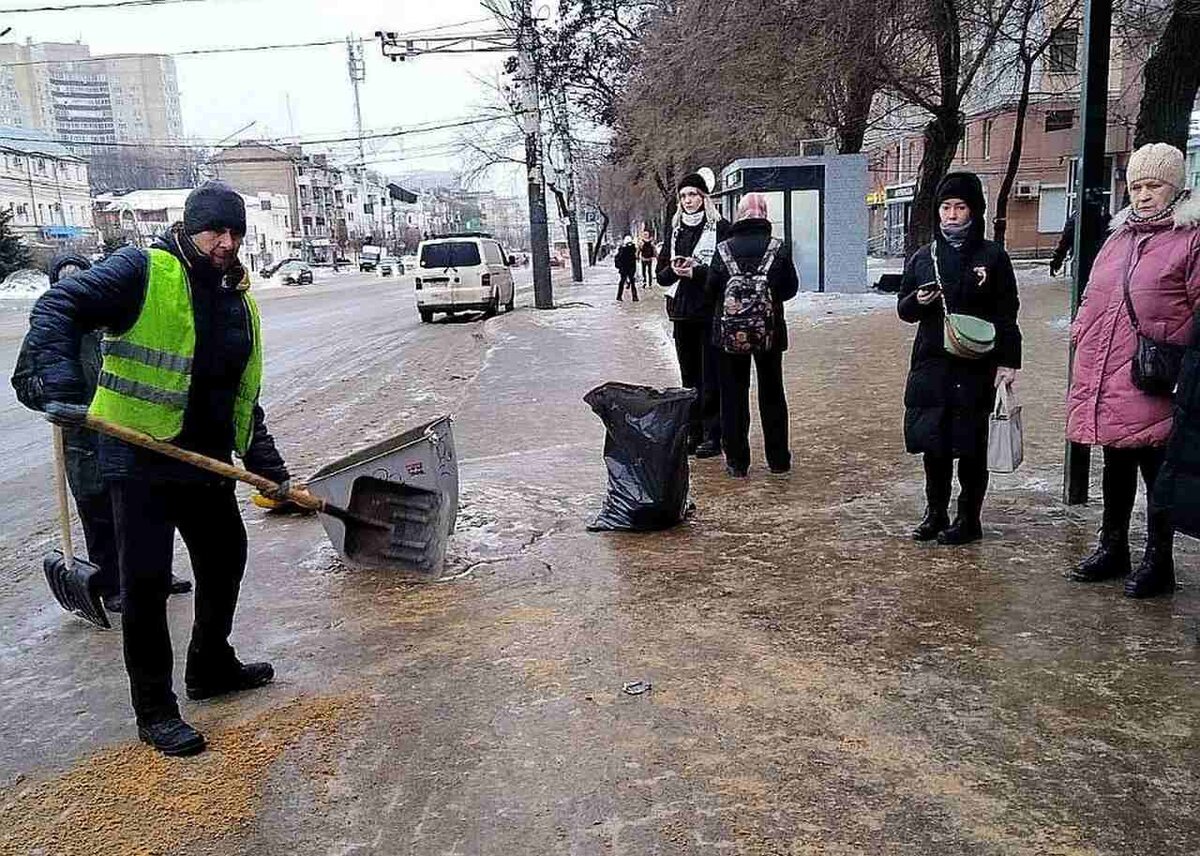 Последствия ледяного дождя устраняют в Воронеже районные комбинаты  благоустройства | Горком36 | Воронеж | Дзен