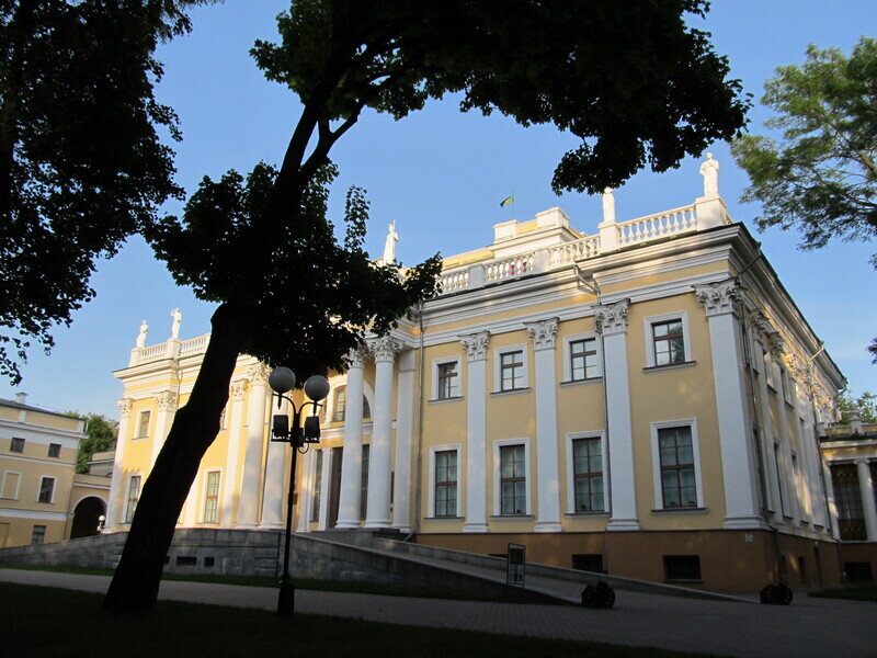 Дворец в Гомельском парке.