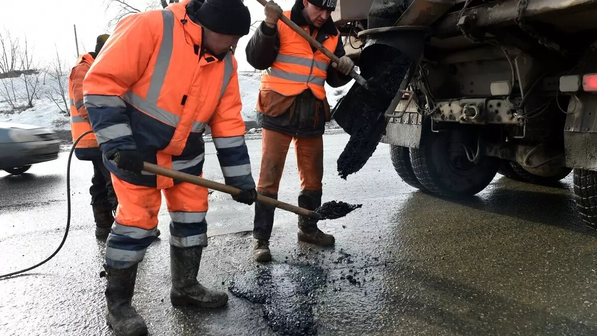     В Удмуртии готовятся к предстоящему дорожному сезону. Сейчас идут работы по выпуску литого асфальтобетона, для проведения аварийного ямочного ремонта.