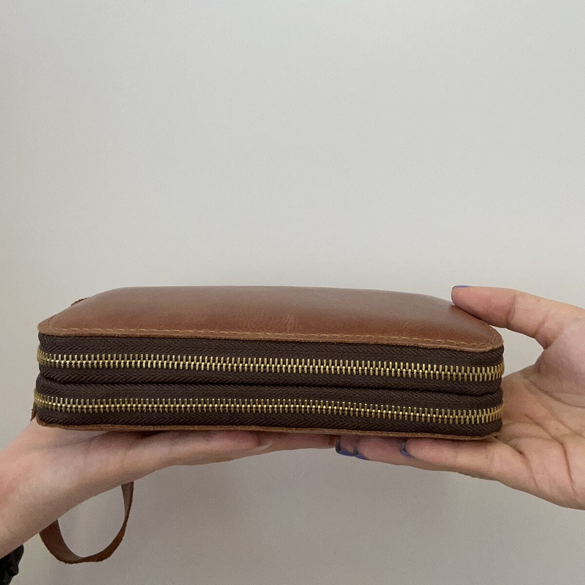 Лонгер из натуральной кожи Пулл-ап ручной работы с 18-ью отделами для банковских карт