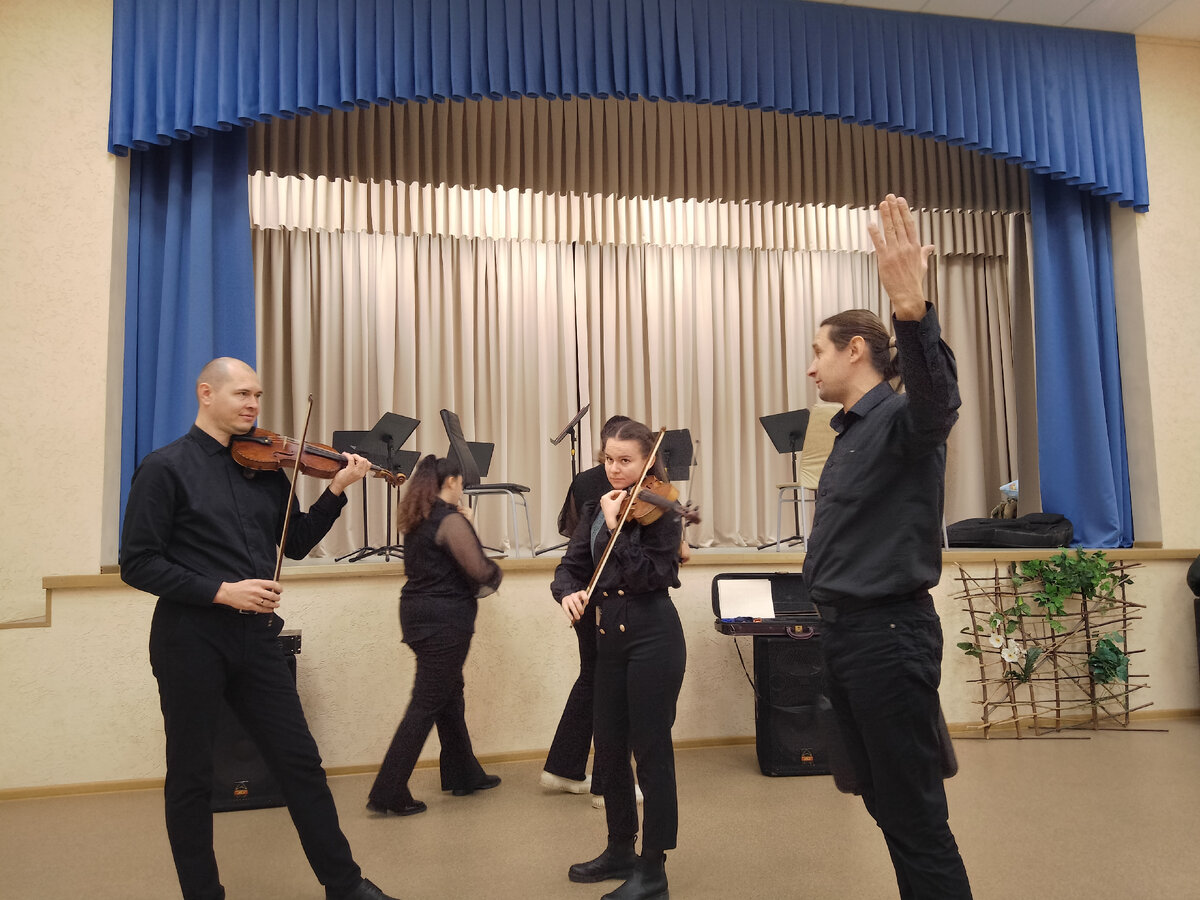 9-го февраля выступили в ДК Искра г. Энгельс. Порадовал уютный светлый зал ДК и публика, отзывчивая к музыке. Зал ДК небольшой, поэтому атмосфера концерта получилась почти домашняя. Играли легко и с вдохновением! 🤗🎻💐