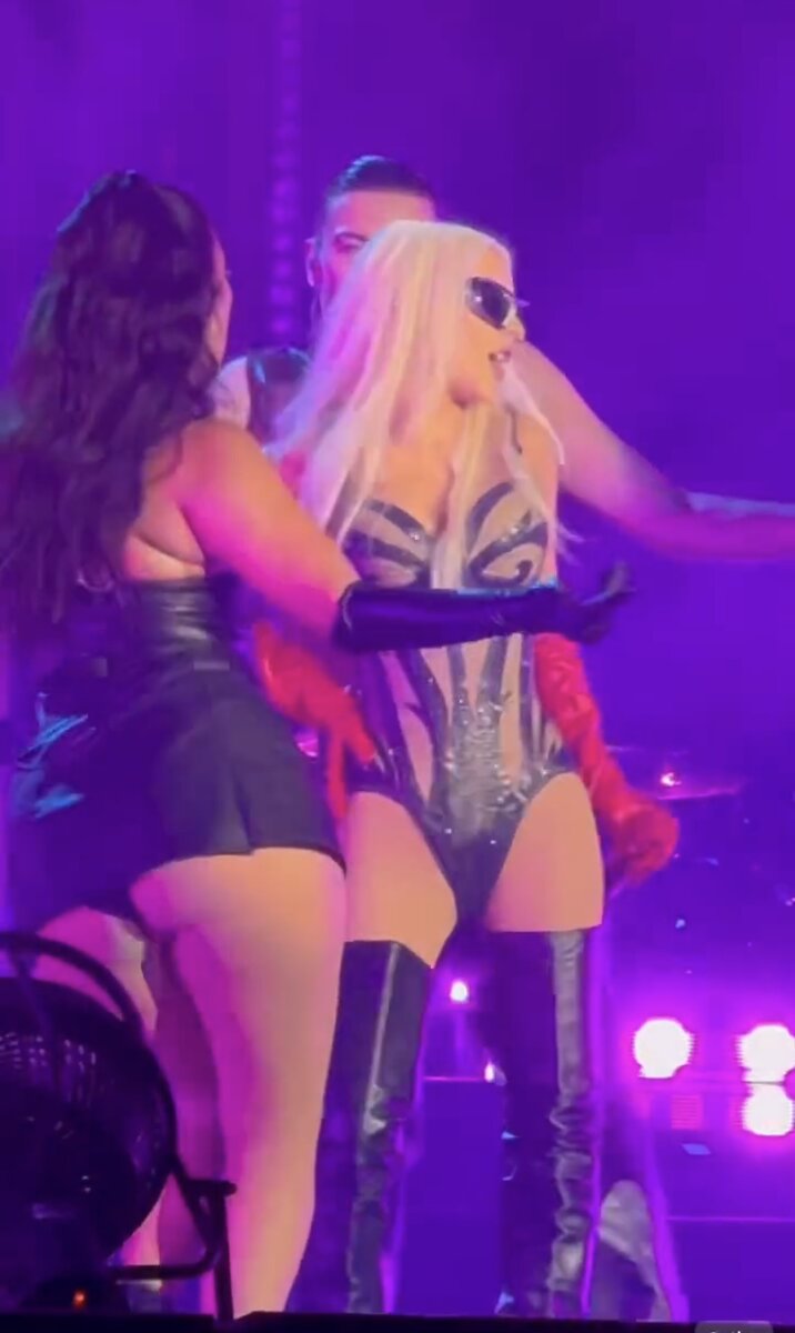 На снимке танцовщица слева меня удивила больше