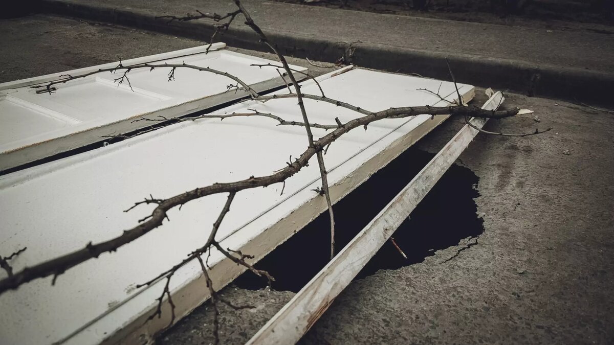     В Волгограде из-за обрушения погреба образовалась гигантская яма с торчащей арматурой. Горожане опасаются, что в земляную ловушку могут угодить дети.