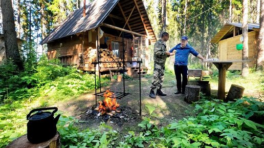 Таёжный быт северных бродяг. В лесной избе с другом.