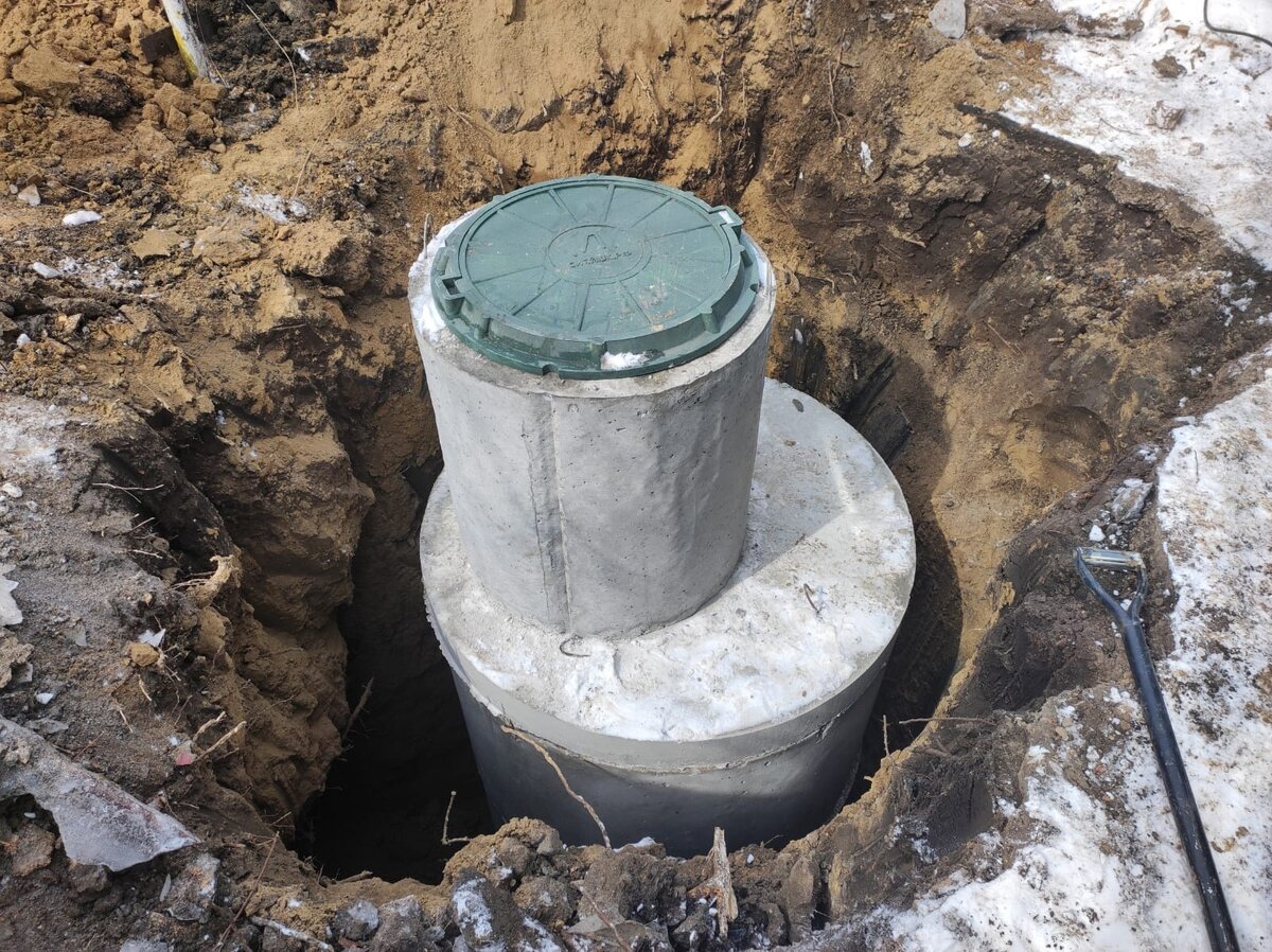 Выгребная яма из бетонных колец.