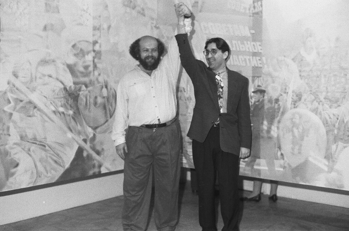 Семён Файбисович и Владимир Овчаренко на открытии выставки «Последняя демонстрация». 1992 год. Фото: VLADEY