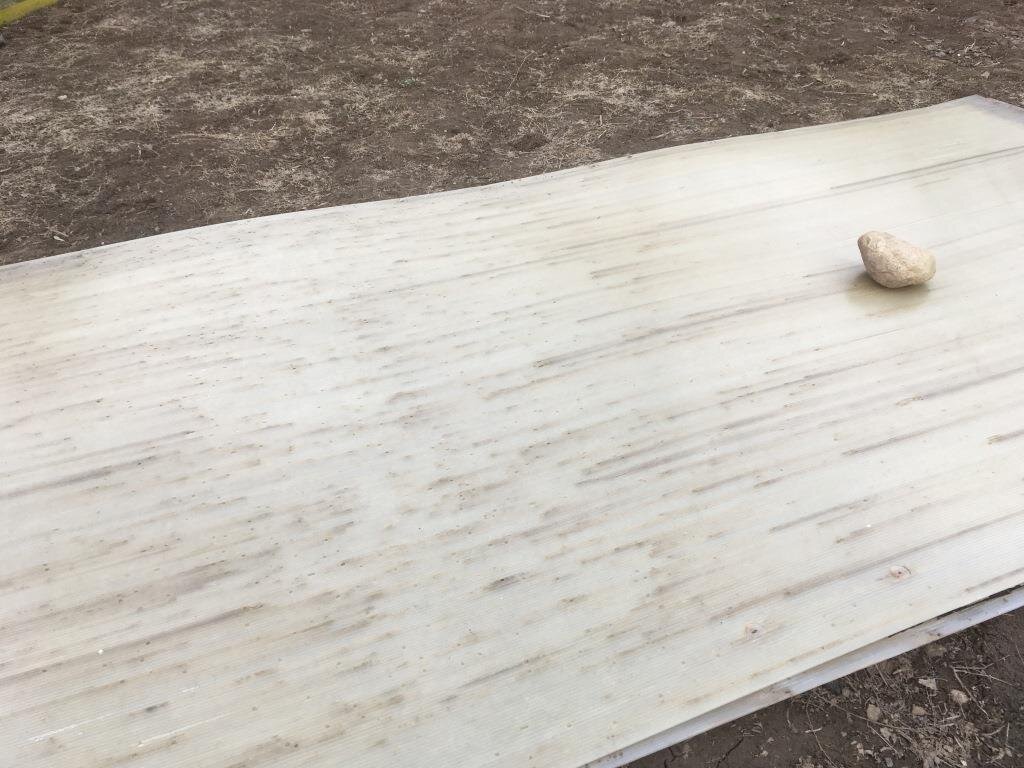 Так выглядит старый поликарбонат снятый с теплицы.