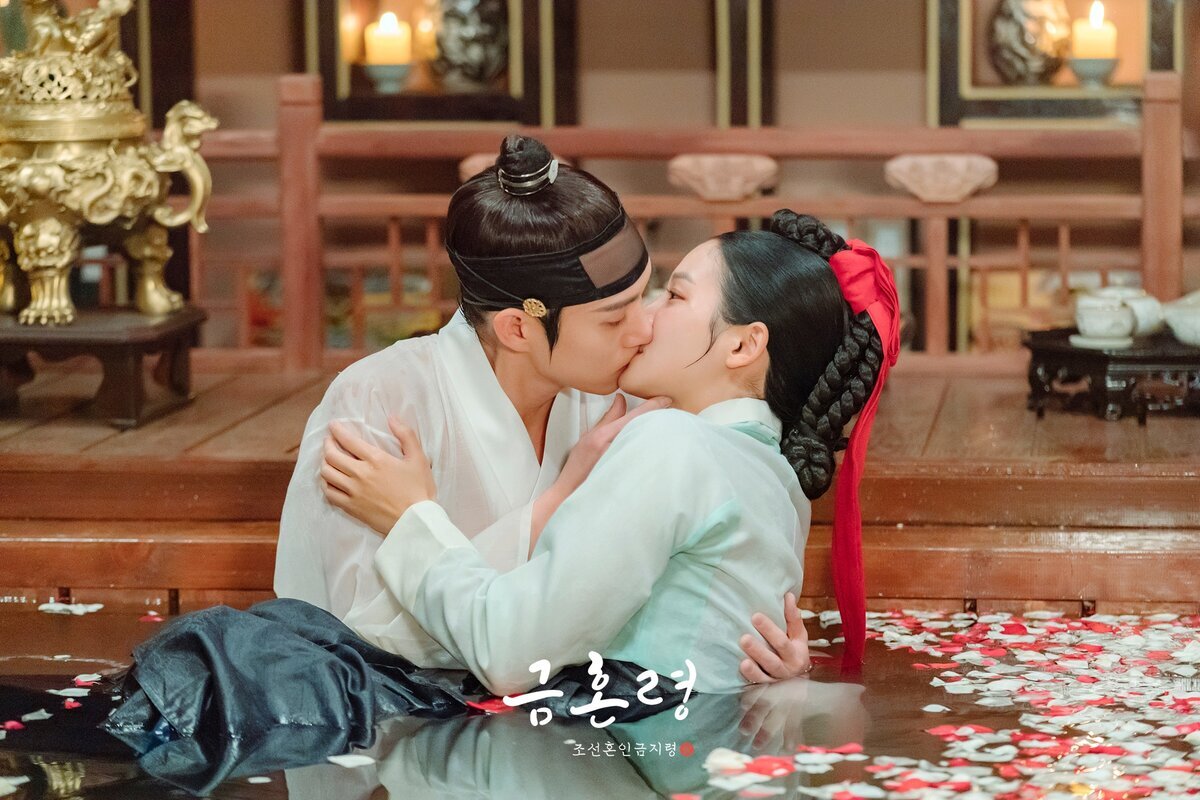 Очень много поцелуев было😁  кое-где конечно я уже видела это  кадр 😁