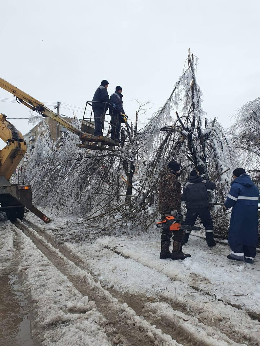 Вода - по заявкам, зарядить телефон - в мэрии: вторые сутки ЧС под  Волгоградом | Блокнот Волгоград | Дзен