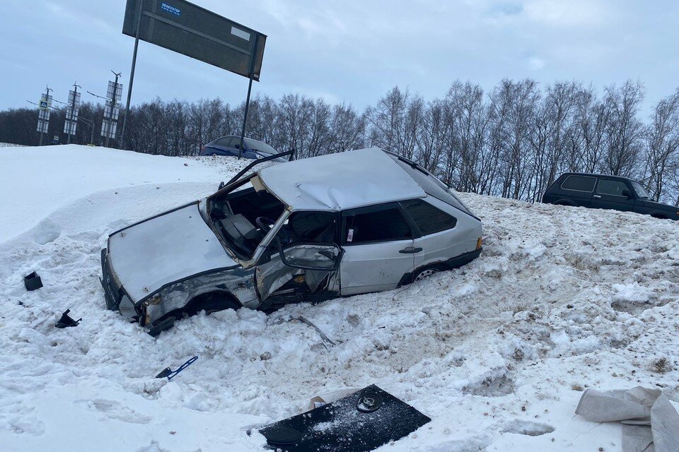   В ДТП с «Маздой» на трассе под Липецком пострадали водитель и пассажирка ВАЗа Пресс-служба ГИБДД Липецкой области.