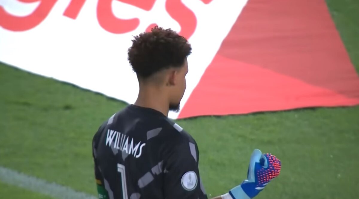 Ронвен Уильямс после парированного удара Мешака Элиа