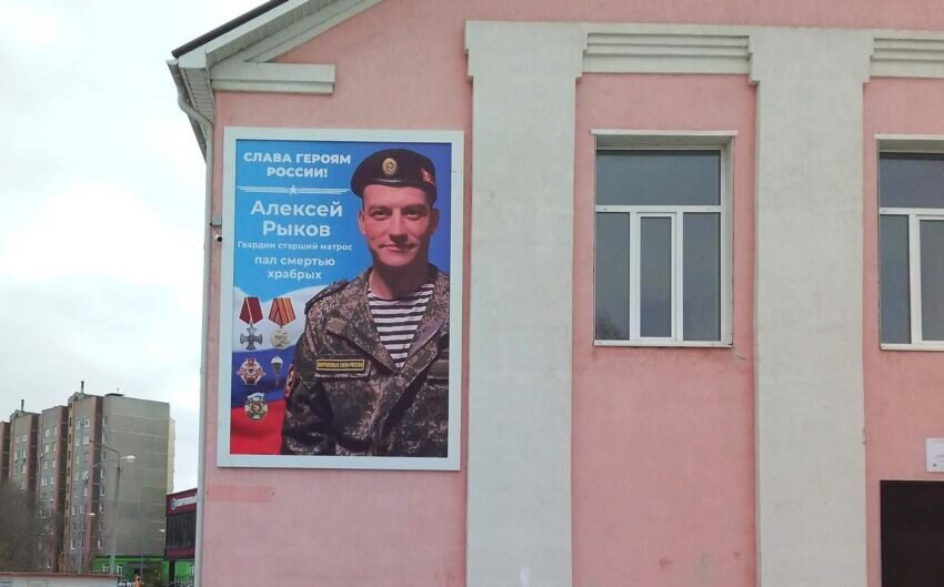 дружба картинки для детей. картинка ребёнка дошкольника. картина помогаем товарищу. советские плакаты качество. столовый этикет для малышей.