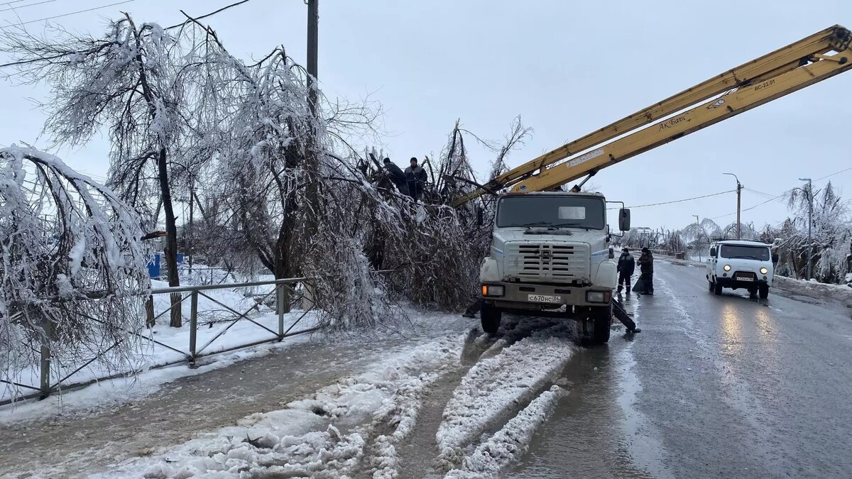 Сотня рабочих восстанавливает электроснабжение в Котельниково после  ледяного дождя | НовостиВолгограда.ру | Дзен