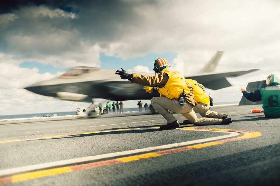 Истребитель F-35C Lightning II взлетает с авианосца - Фото: Petty Officer 3rd Class August Clawson/Zuma/TASS